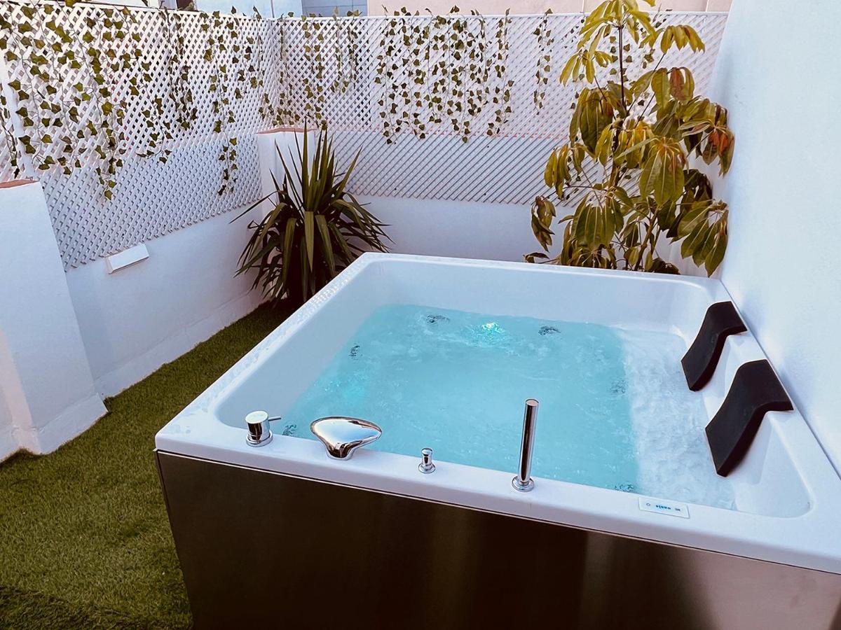 Downtown Apartment With Private Terrace & Jacuzzi Sevilla Buitenkant foto