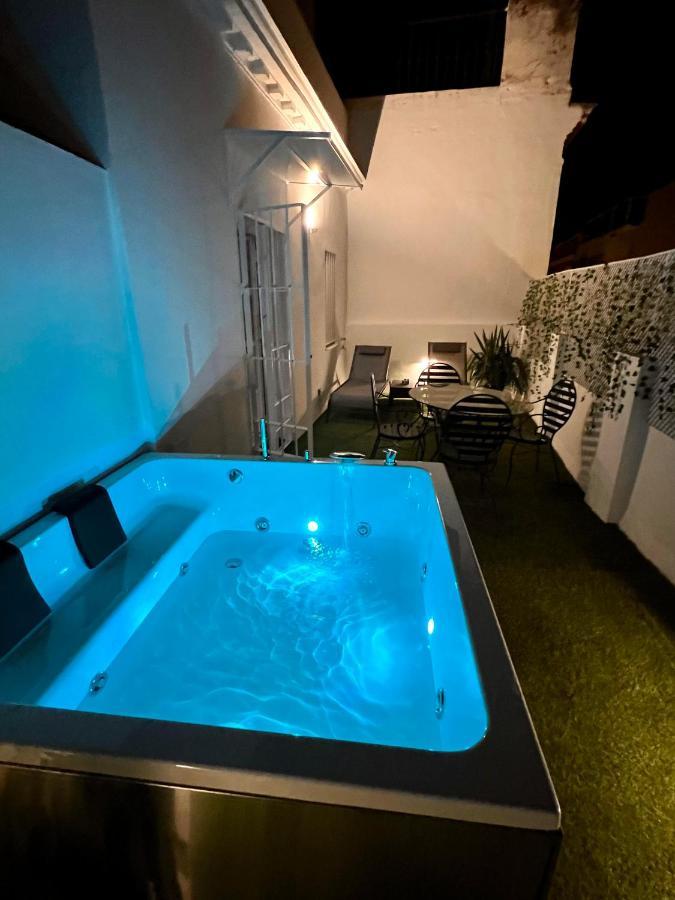 Downtown Apartment With Private Terrace & Jacuzzi Sevilla Buitenkant foto